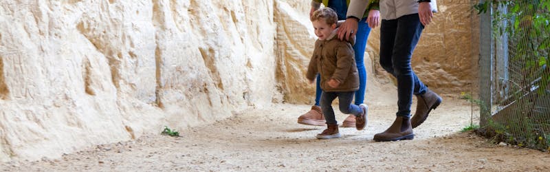 De eerste stapjes leren lopen met of zonder schoenen