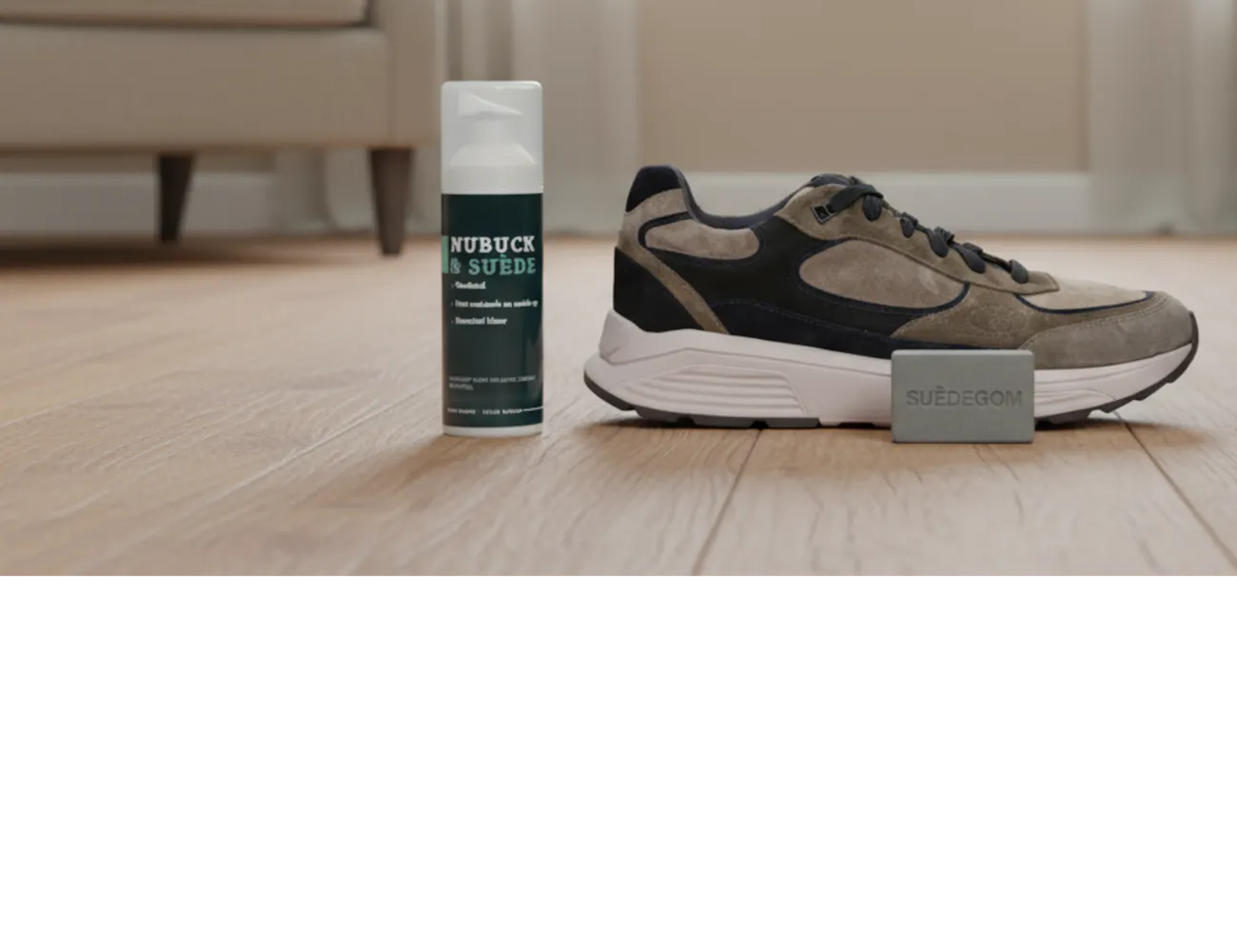 Grijs-zwarte suède sneaker geplaatst tussen Nubuck & Suède spray, Fresh Up spray en een suèdegom in een sfeervol interieur.